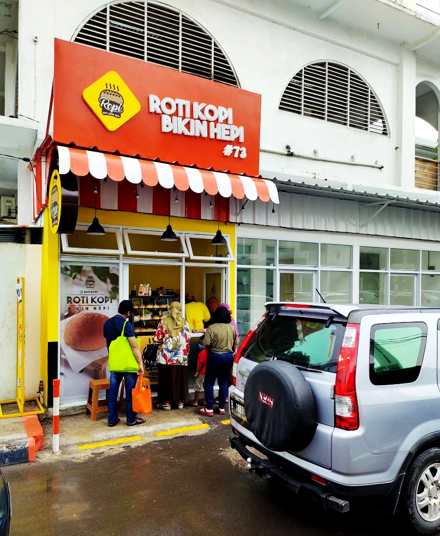 Outlet Roti Ropi dengan pelanggan