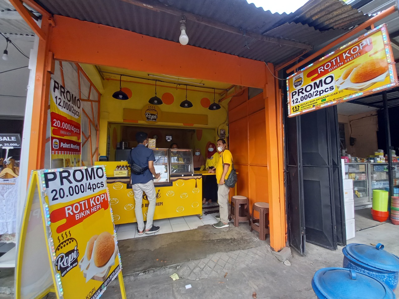 Aktivitas outlet Roti Ropi